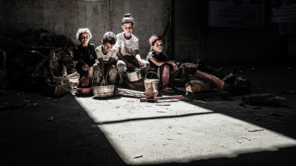 September 1, 2025, Gaza. Palestinian children waiting for free food distribution. Source: Visual China