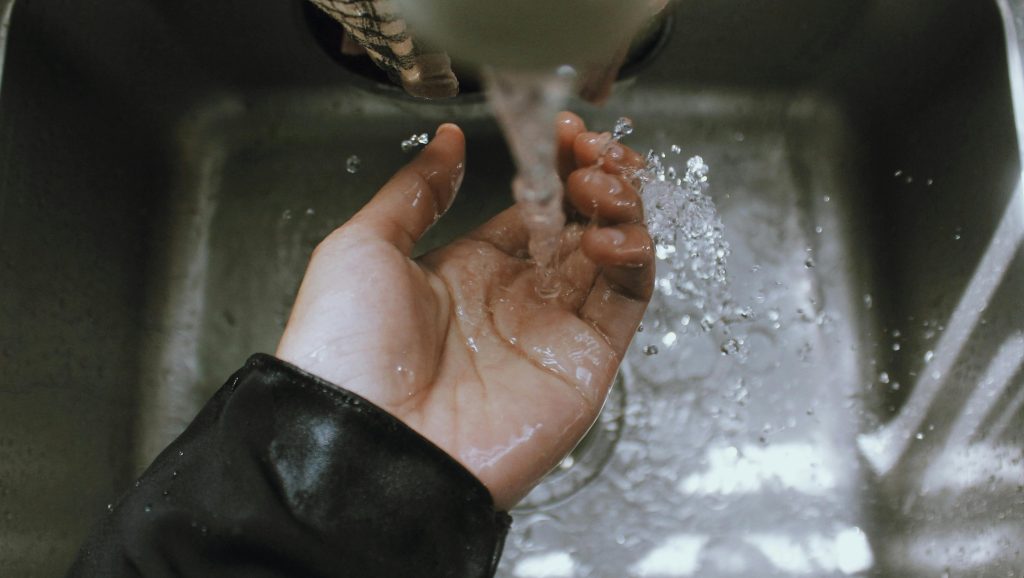 burn first aid cooling burn with running water