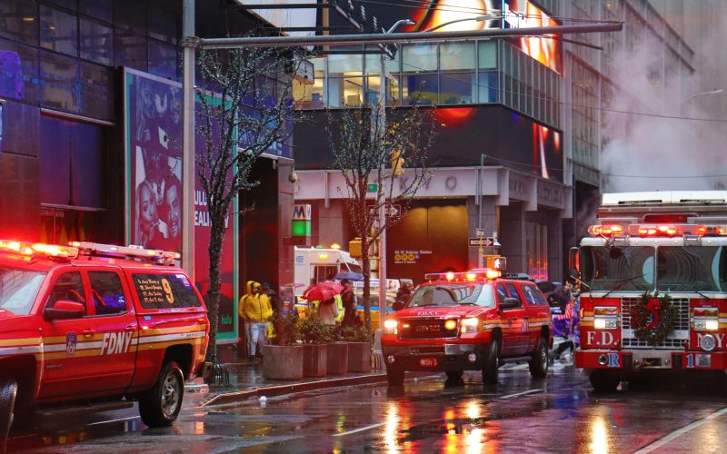 Stay calm in emergencies: complete emergency response safety guide for elevator entrapment and traffic accidents
